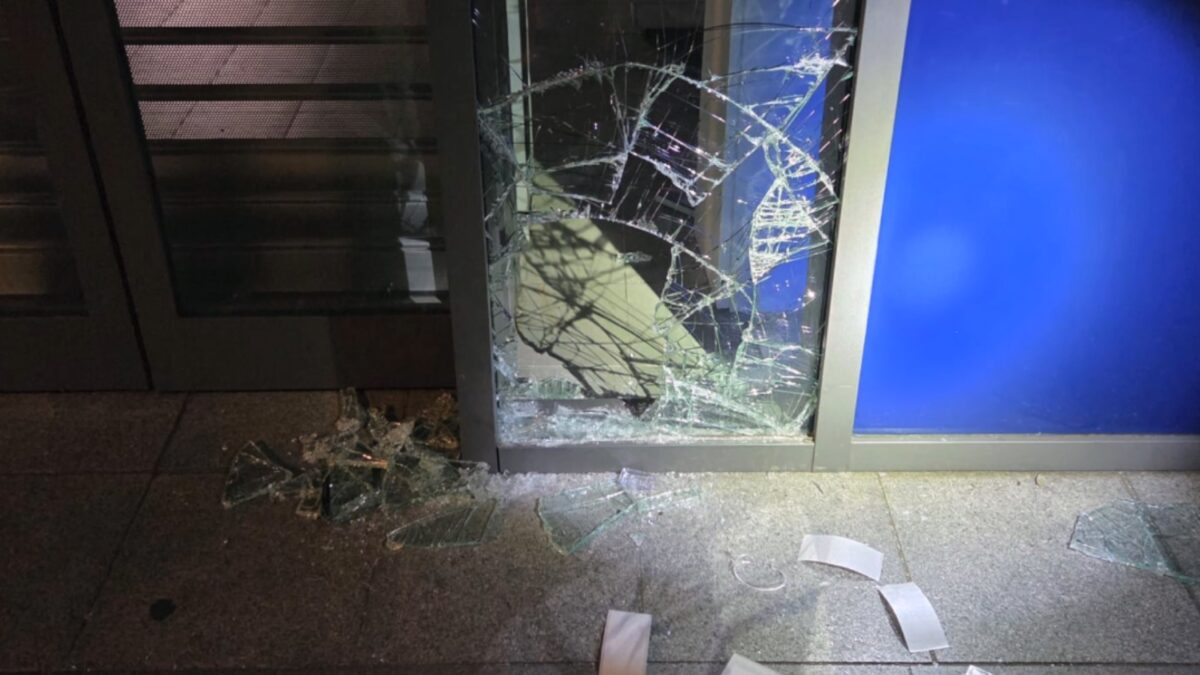 Spaccata da Trony a Bolzano, ladro fugge con 70 cellulari