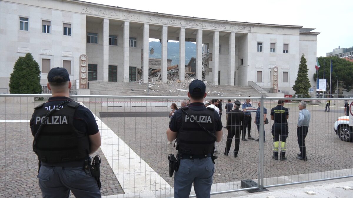 Crollo del tribunale di Bolzano: recuperati fascicoli e pc, al via la rimozione delle macerie