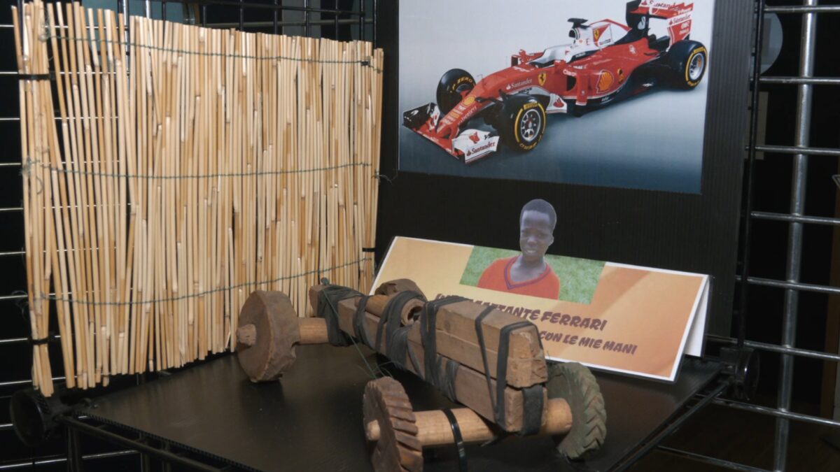 L’Africa che gioca, tra povertà e resilienza: in mostra a Bolzano i giocattoli creati con materiali di scarto