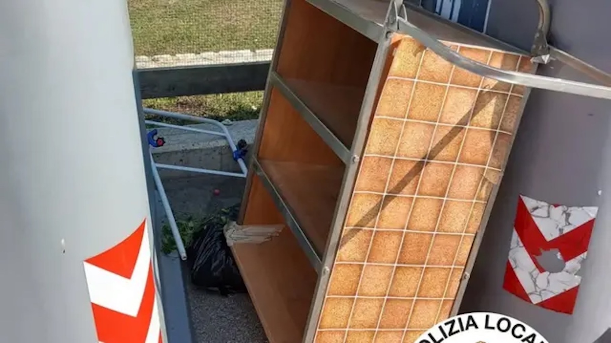 FOTO mobile nei cassonetti