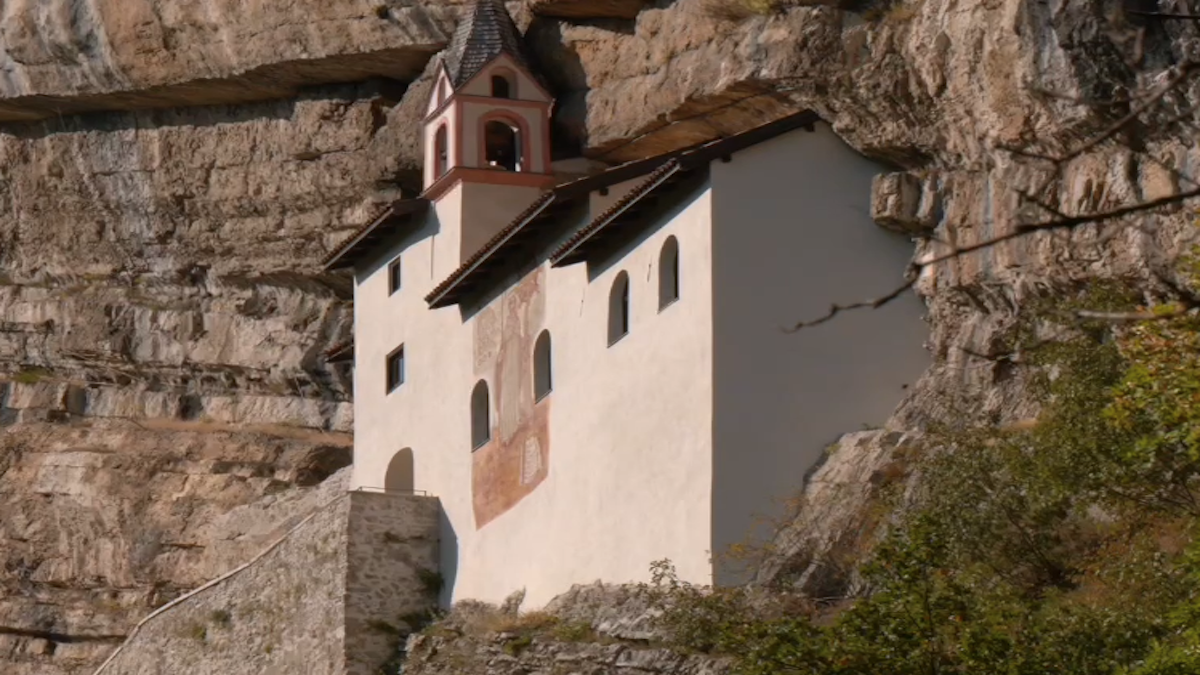 Riapre al pubblico l’eremo di San Colombano, scavato nella roccia in Vallagarina