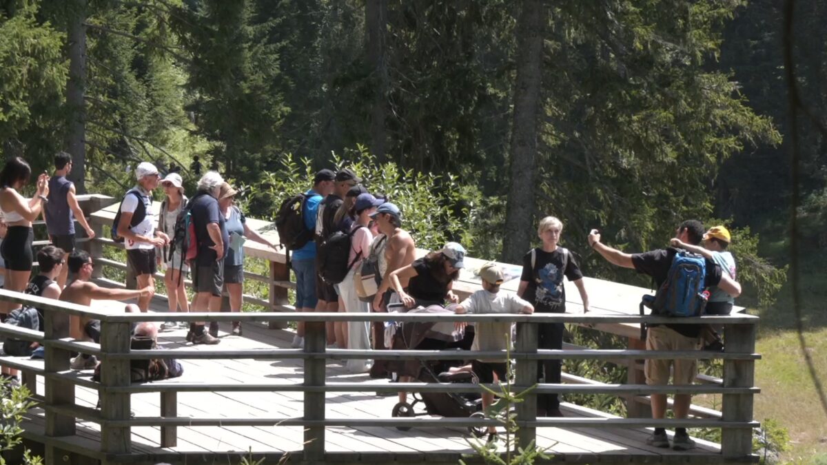 Lago di Carezza: tanti turisti alla ricerca dello scatto perfetto