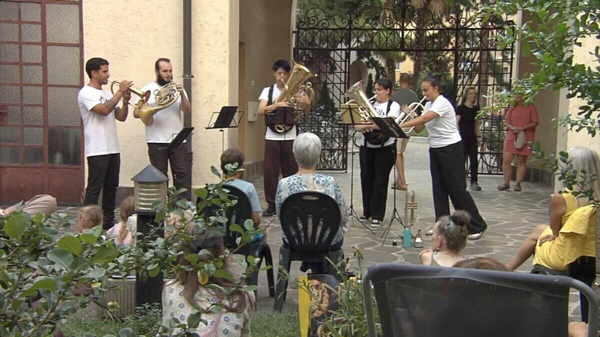 Bolzano: la musica entra nel cortile del condominio Incis