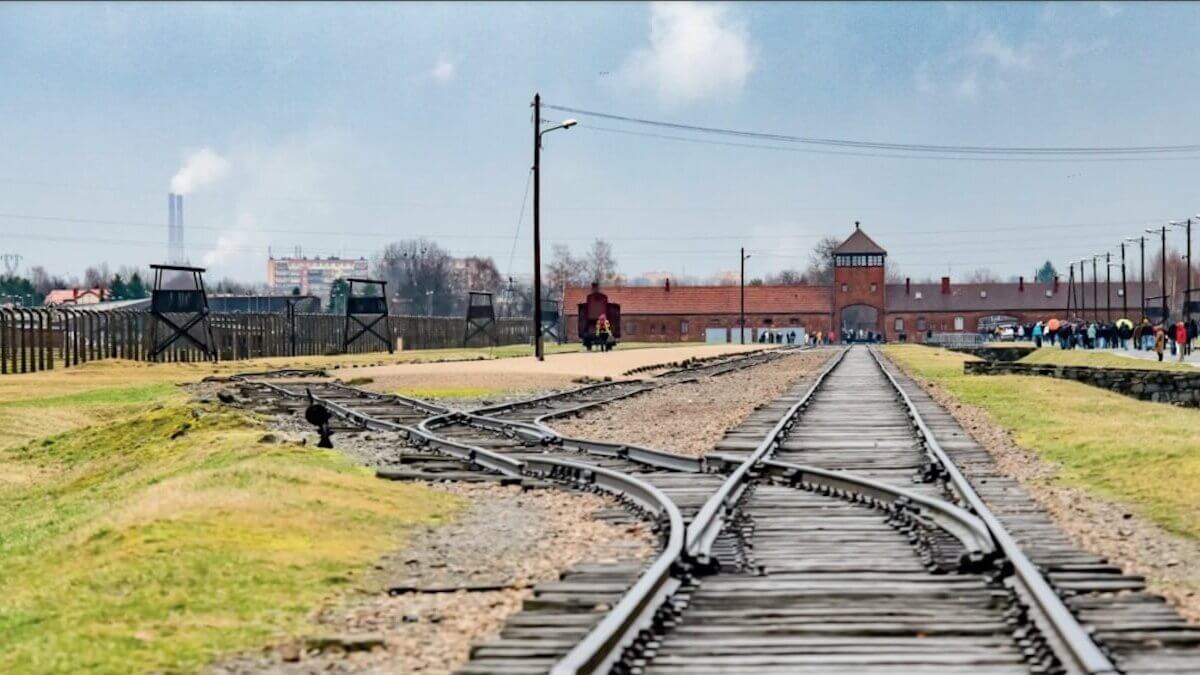 FOTO-auschwitz-1-aspect-ratio-1200-675