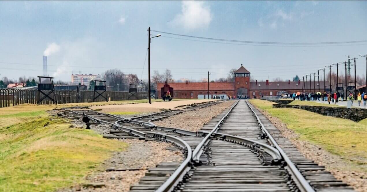 FOTO-auschwitz-1-aspect-ratio-1271-666