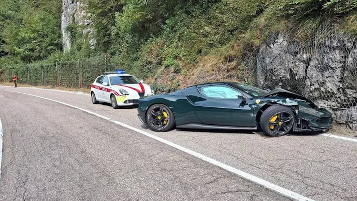 FOTO ferrari su muro