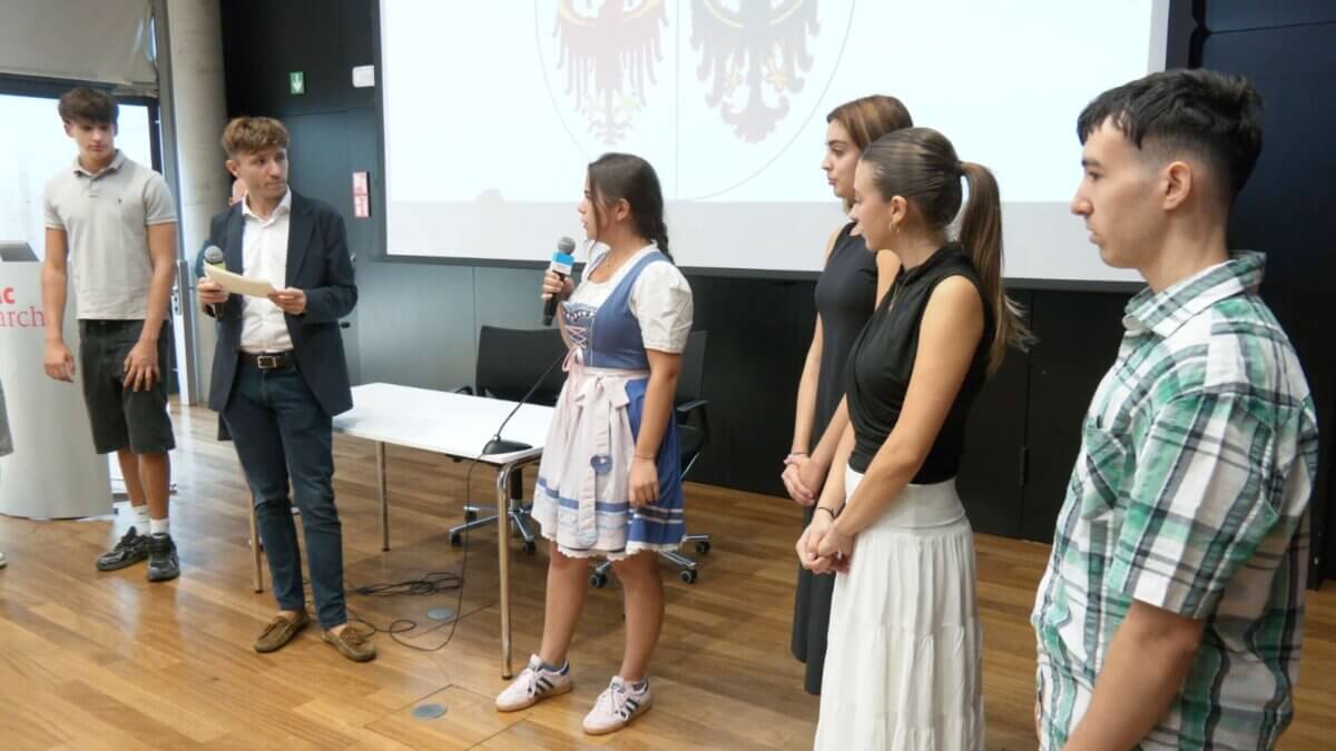 Regione, consegnate 39 borse di studio per un anno all’estero