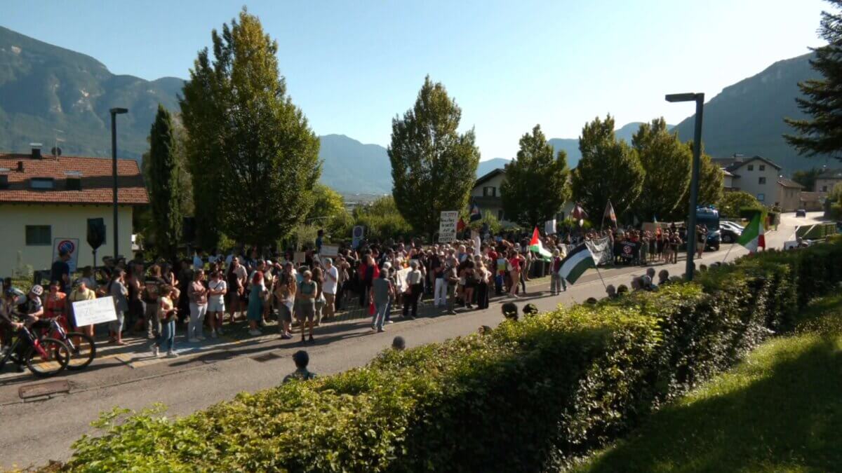 Termeno: in 300 in piazza contro il leader del movimento giovanile dell’Afd