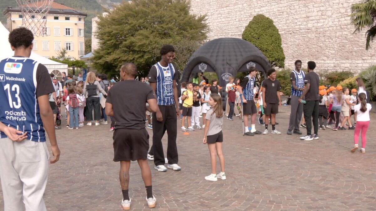 Cinquecento alunni delle elementari a lezione di basket dai campioni di Aquila