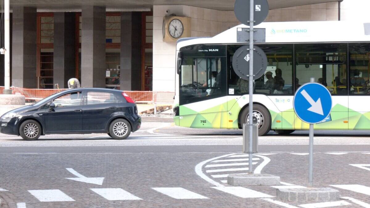 Trento, la gimcana dei bus con i nuovi spartitraffico contestati