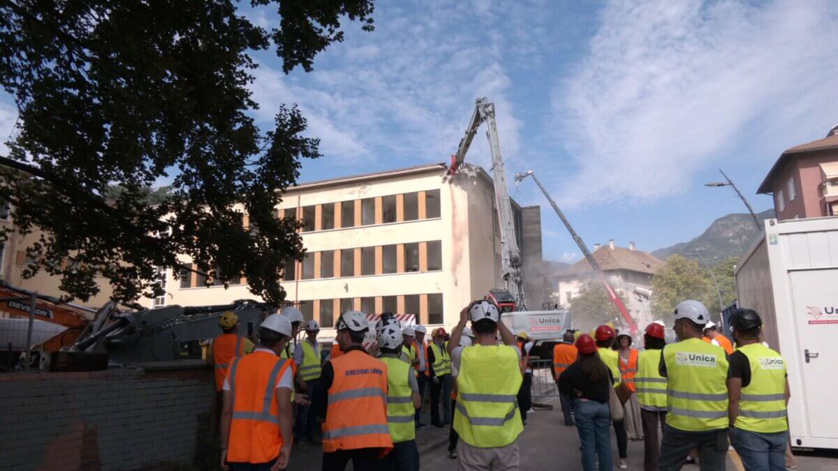 Al via la demolizione dell’ex Pascoli di Bolzano