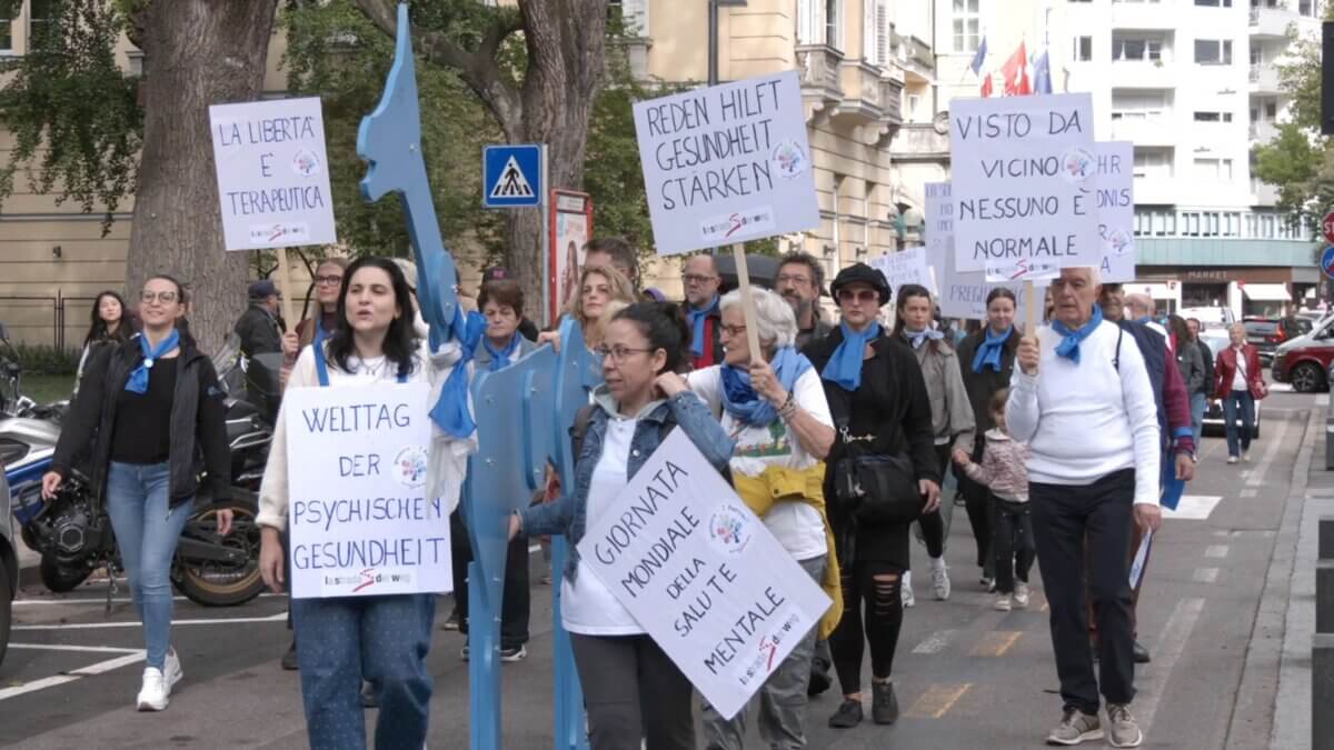Bolzano, la salute mentale in piazza: “Parliamone al bar, con gli amici, al parco”
